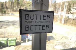 Kuvassa kyltti, jossa teksti: butter makes everything better.