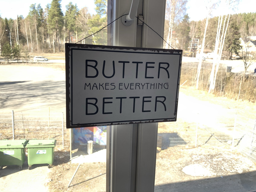 Kuvassa kyltti, jossa teksti: butter makes everything better.