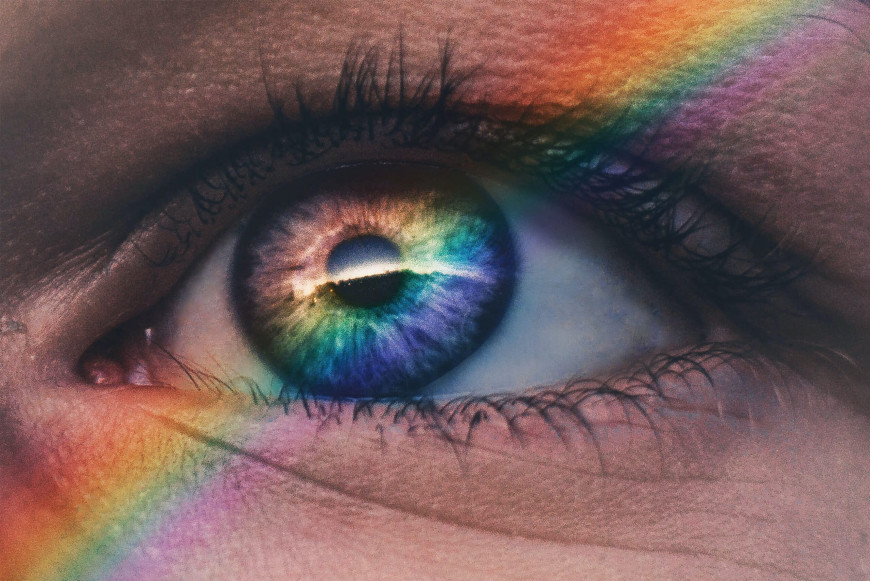 Kuvassa silmä, johon heijastuu sateenkaaren värit